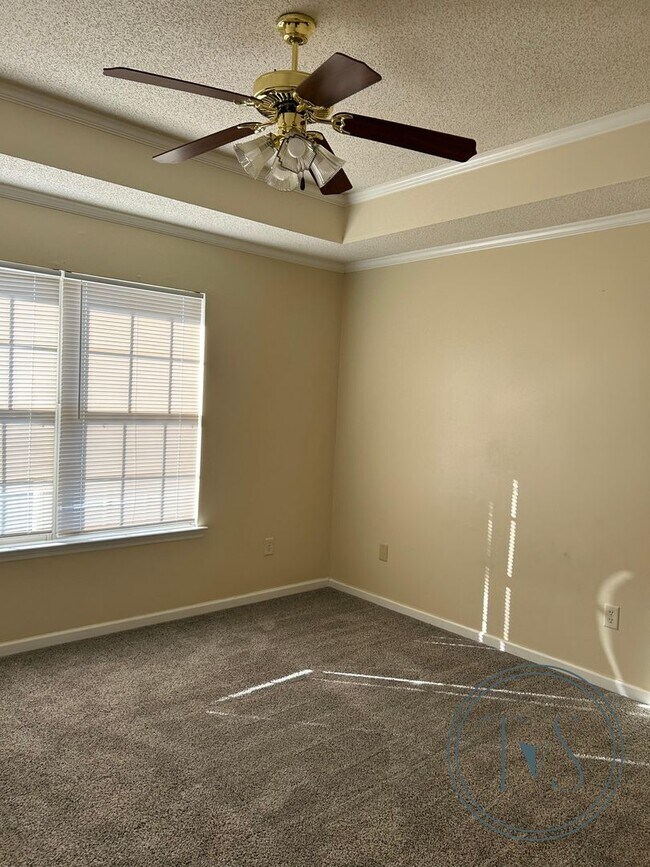 Building Photo - MOVE-IN SPECIAL: $500 OFF 1st MONTH'S RENT!**