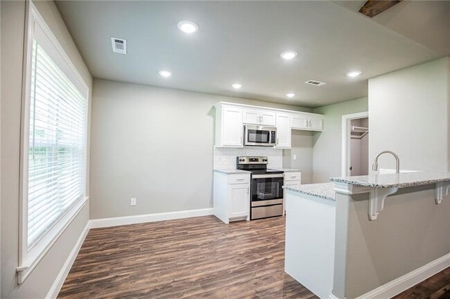 Building Photo - 508 E Osage Trce