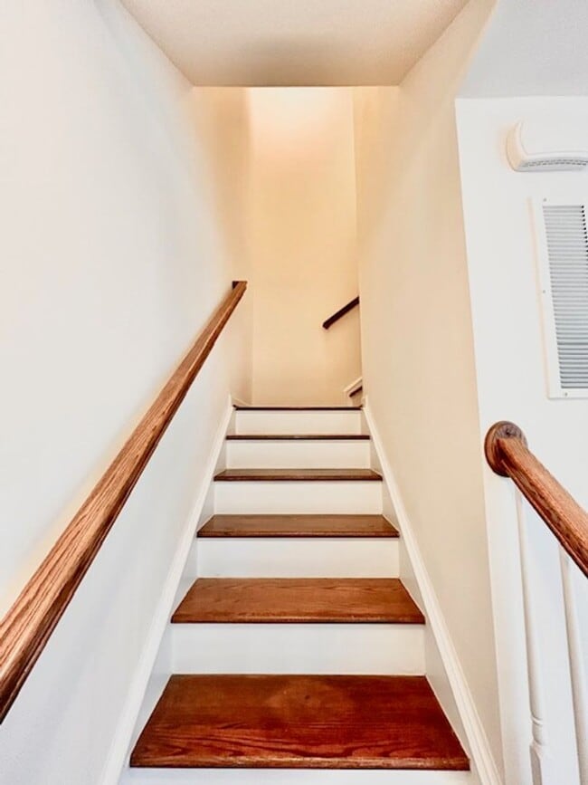 Building Photo - Welcome to the desirable Howard Square