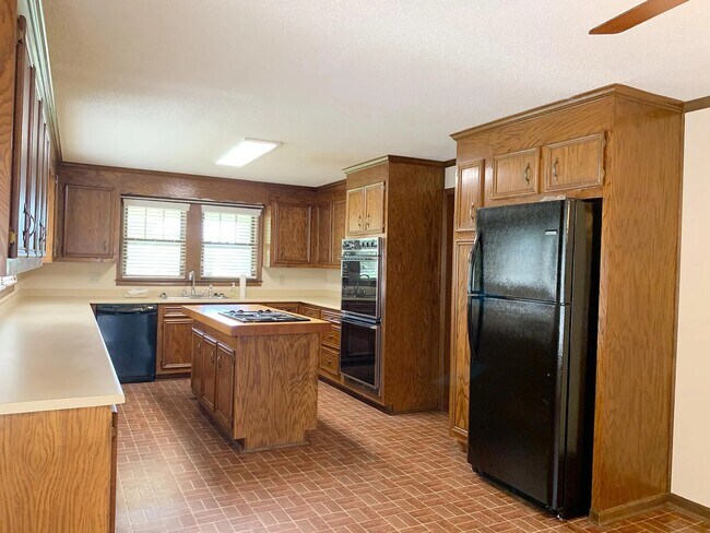 Building Photo - 600 Garrison Rd