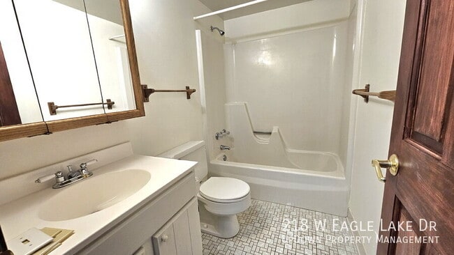 Building Photo - 218 W Eagle Lake Dr