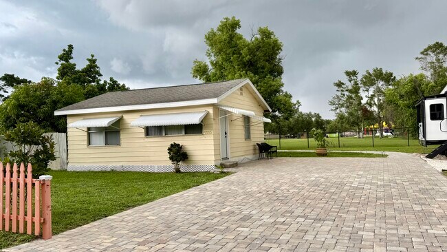 Primary Photo - 5335 22nd St Ct E