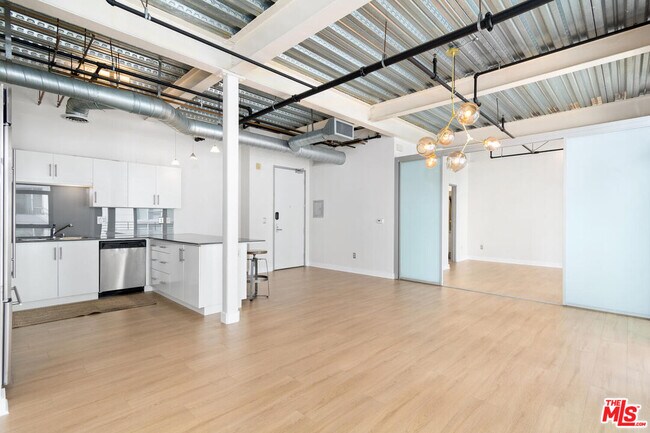 Building Photo - 330 W 11th St
