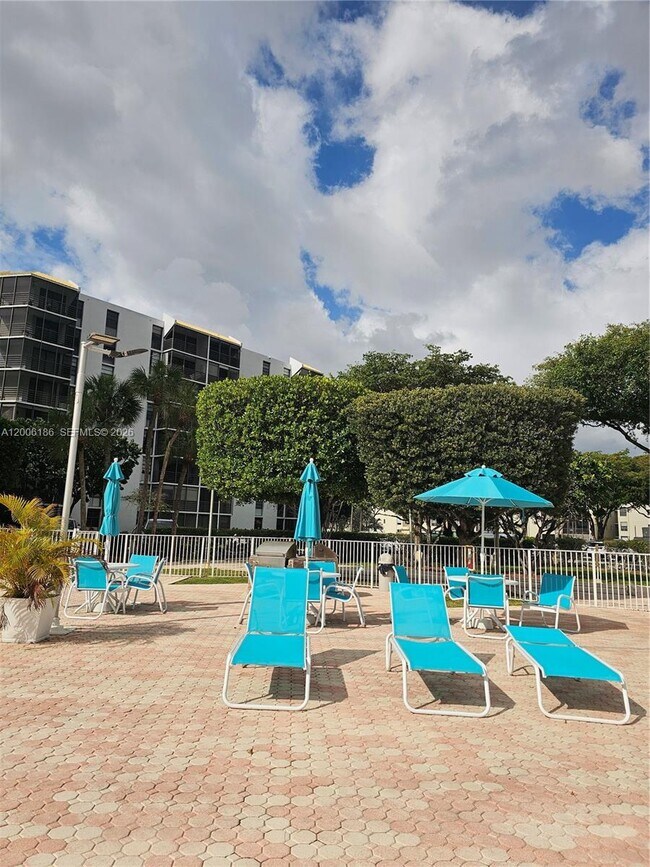 Building Photo - 20500 W Country Club Dr