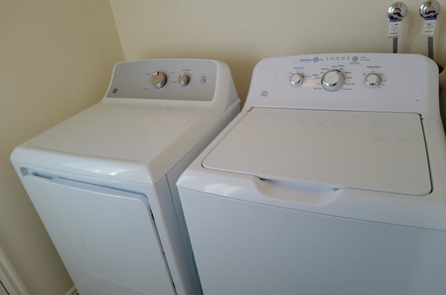 Building Photo - 800 Hamlet Cir S