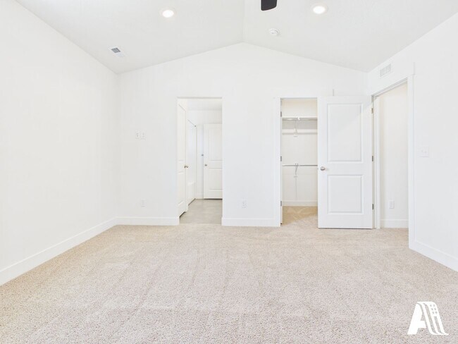 Building Photo - 447 E 650 N