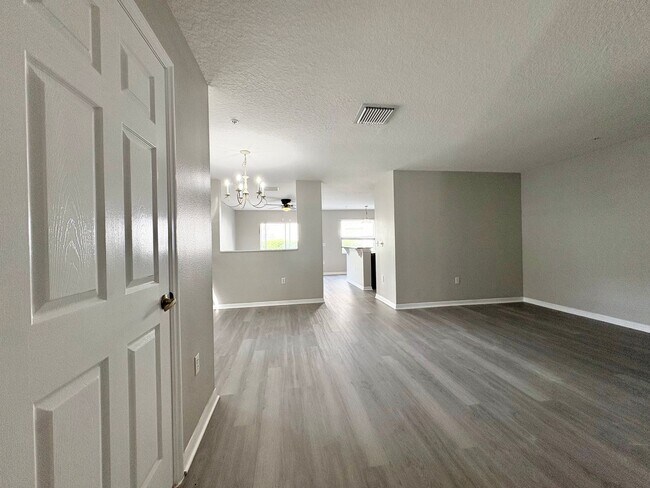 Building Photo - Huge 3BR Winter Springs Townhouse ~ Gated Community ~ Pool ~ Great Schools!
