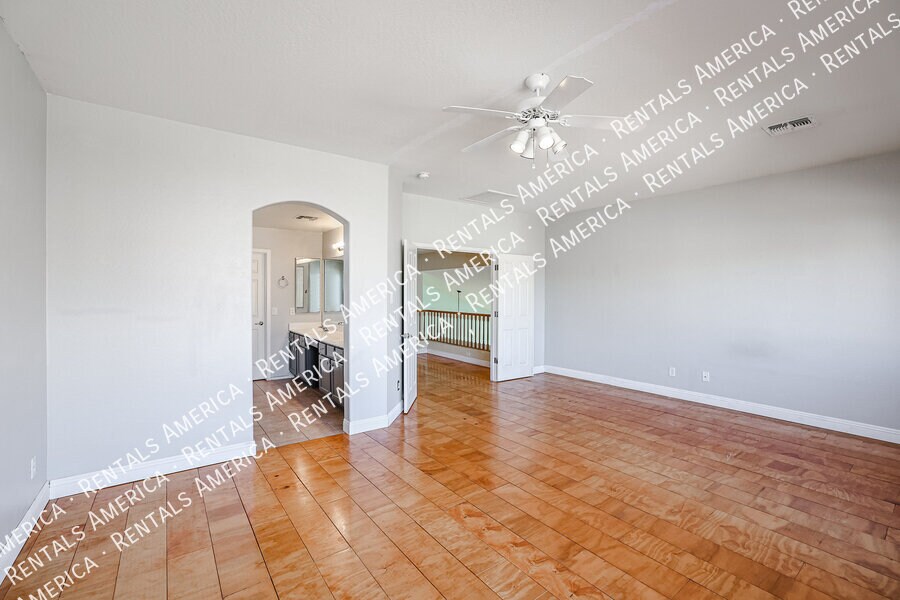 Building Photo - 8818 W Hilton Ave