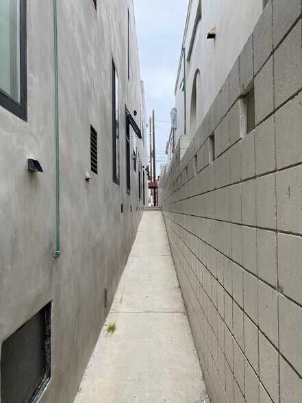 Building Photo - 313 Ocean Front Walk