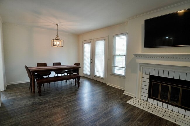 Building Photo - 2 Bed 2 Bath in Desirable Green Hills!