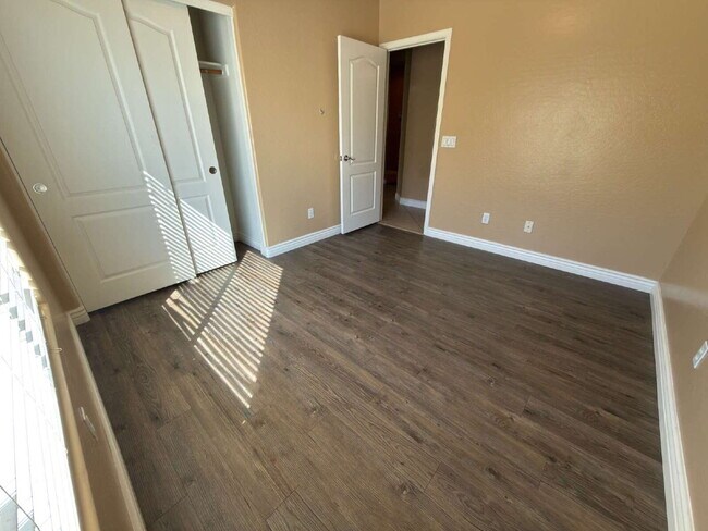 Building Photo - "Charming 3-Bedroom Oasis with 2 Baths and 1,711 Sq Ft of Comfort in Phoenix!"