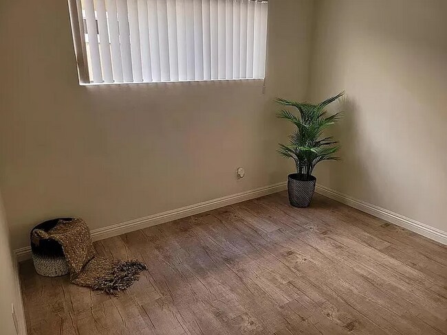 Building Photo - 820 S Walnut Ave