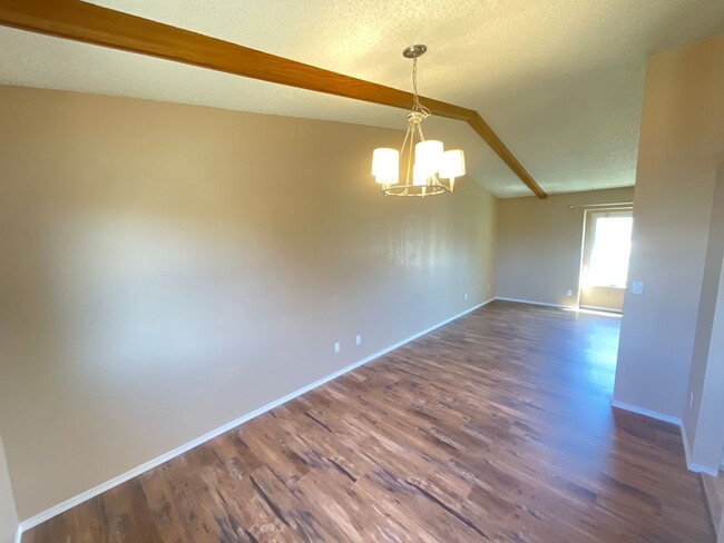 Building Photo - 5 Bedroom Home Available Near Research Pkw...