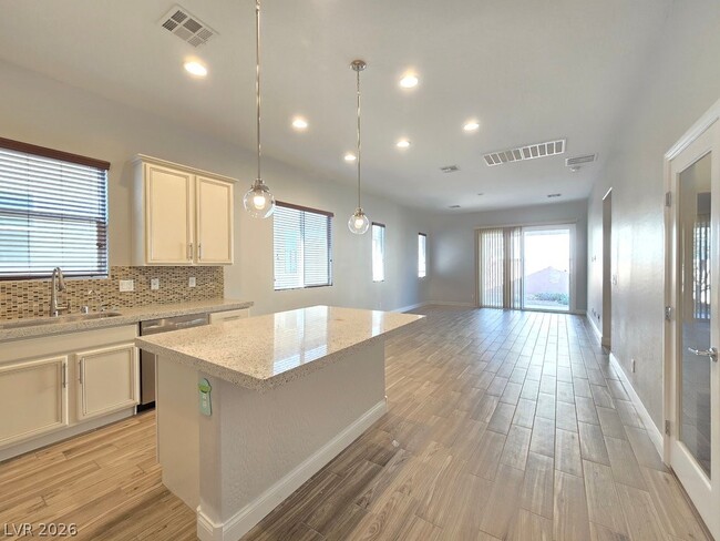 Building Photo - 8090 Ancient Oaks Ave