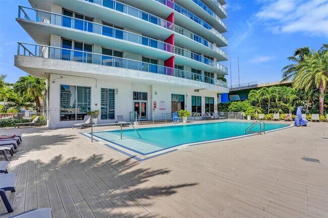Building Photo - 2600 E Hallandale Beach Blvd
