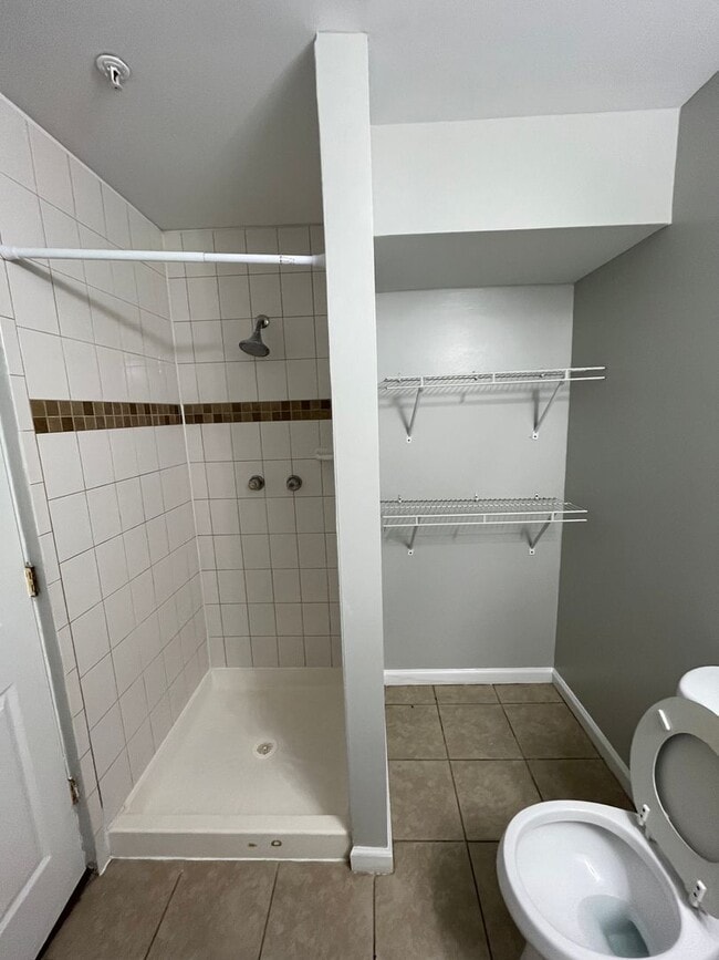 Building Photo - 3 bedroom townhome available near Largo To...