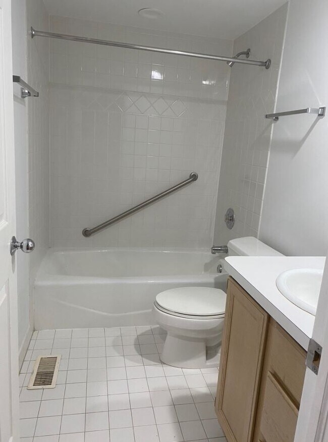 2nd Full Bathroom on 2nd Floor - 5326 S Ingleside Ave