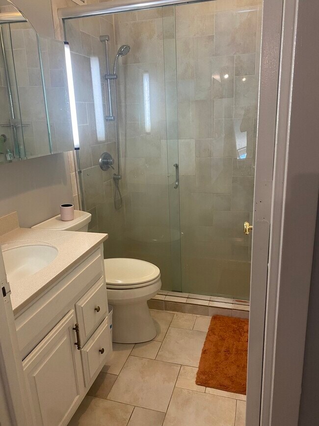 Building Photo - 2650 N Lakeview Ave