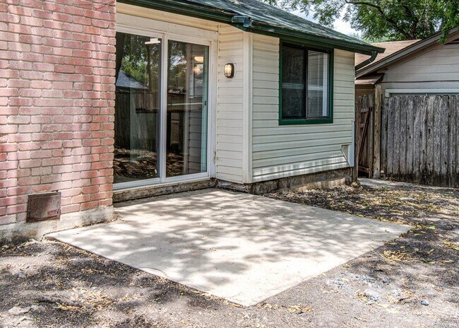 Building Photo - 10105 Woodland Village Dr