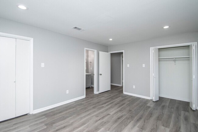Building Photo - 20 Laver Cir