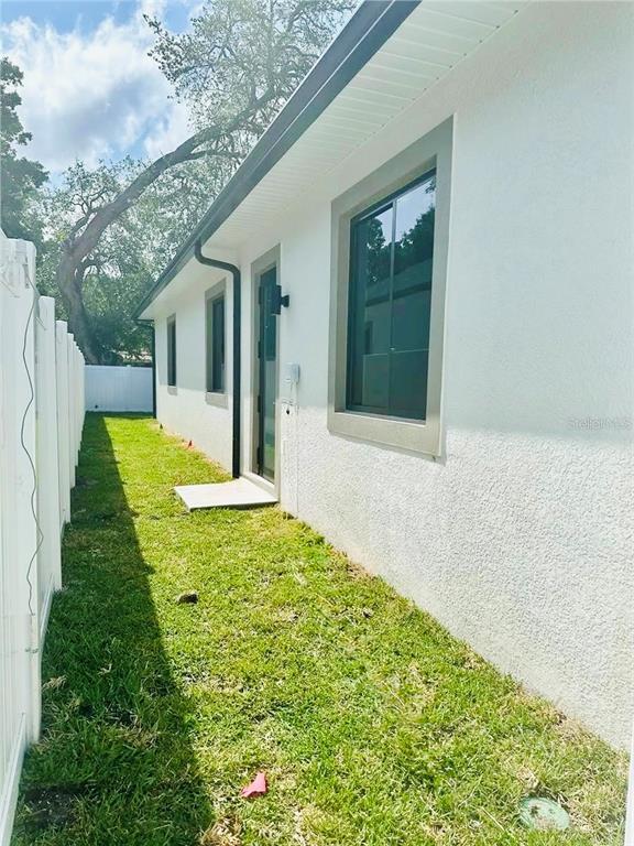 Building Photo - 4106 N Thatcher Ave