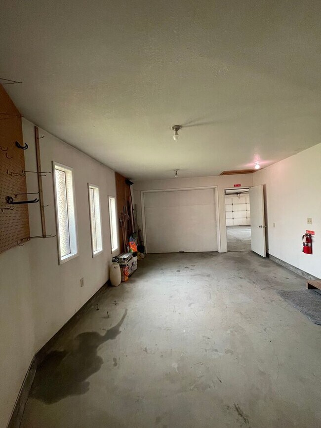 Building Photo - 302 N Crestview Dr