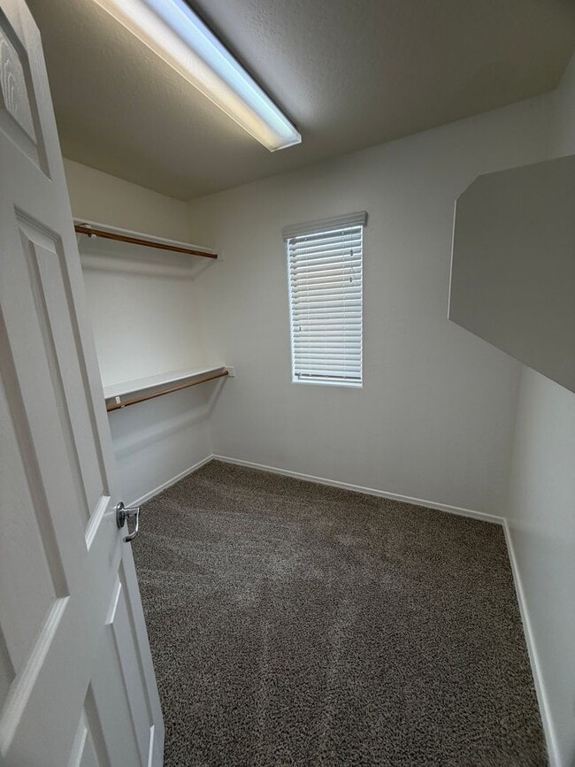 Building Photo - Community pool and a low maintenance yard