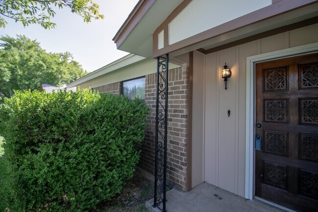 Building Photo - Charming 3 bedroom 2 bath home available soon!!