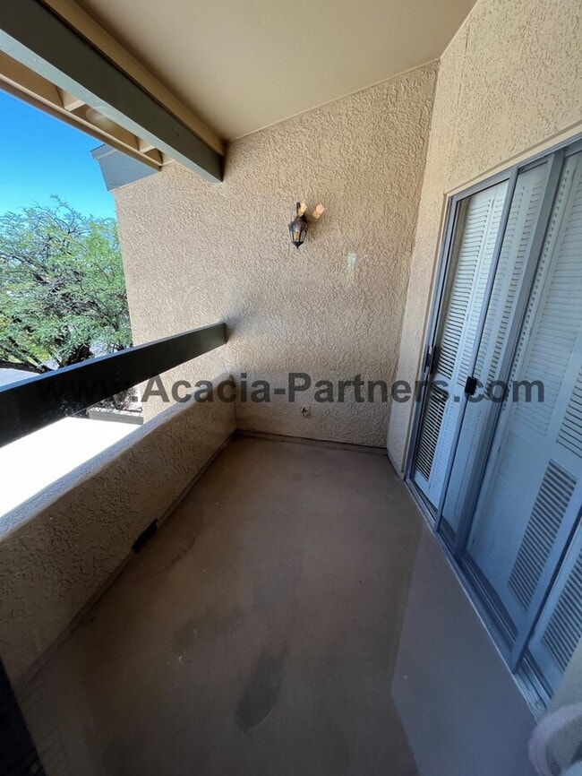 Building Photo - Large Three Bedroom Townhouse