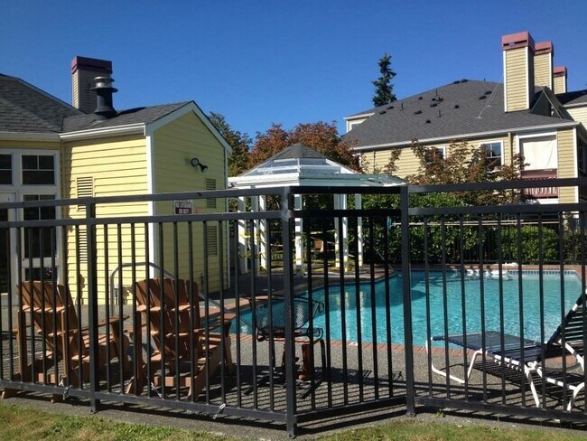 Building Photo - Beautiful Townhome Style Condo Harbour Pointe / Mukilteo