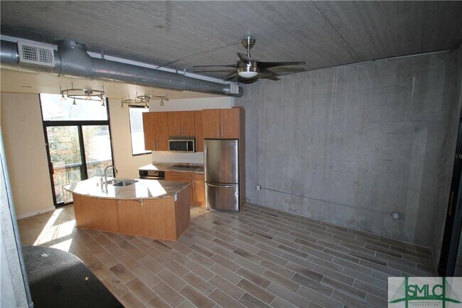 Building Photo - 2412 De Soto Ave