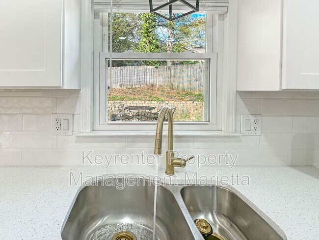 Building Photo - 651 Inglis Dr S E