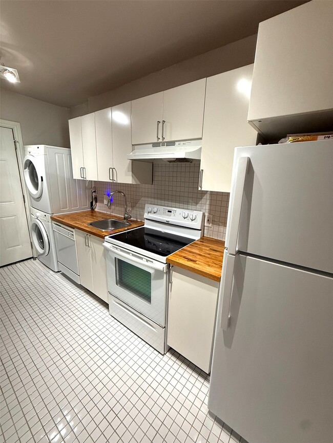 Building Photo - 1915 Binz St