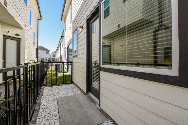 Building Photo - 2305 Silva Park Ln