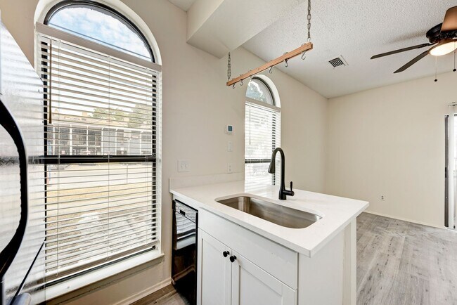 Building Photo - West campus 1 bed condo just 2 blocks from UT