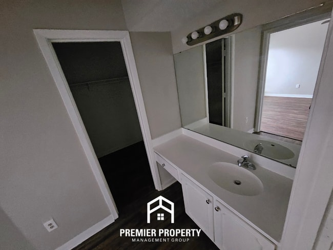 Building Photo - Large 4 Bedroom Home for Rent in Memphis | Hardwood Floors, Fireplace & Fenced Yard