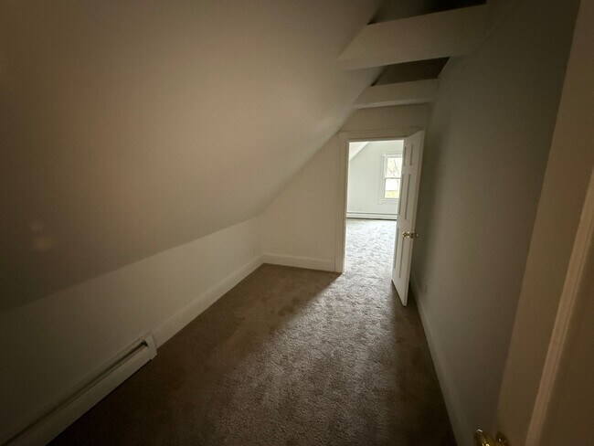 Building Photo - 17 N Maple St