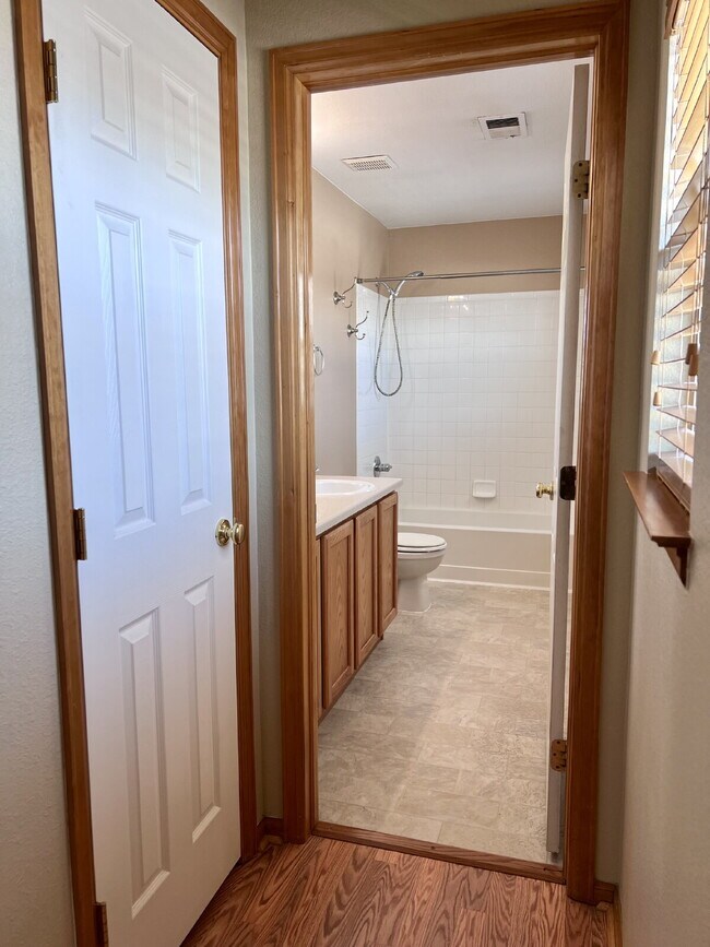 Building Photo - Beautiful 3 Bed/2.5 Bath End Unit Two-Level Townhome! Wonderful Deck off Living Room with backyar...