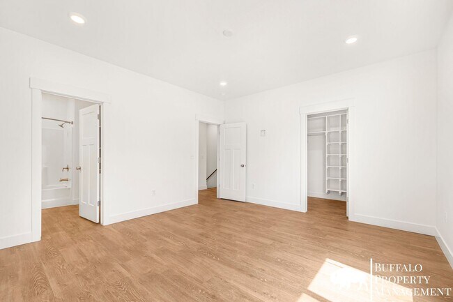 Building Photo - Beautiful brand new luxury 3 Bedroom 2.5 Bath townhouse!!