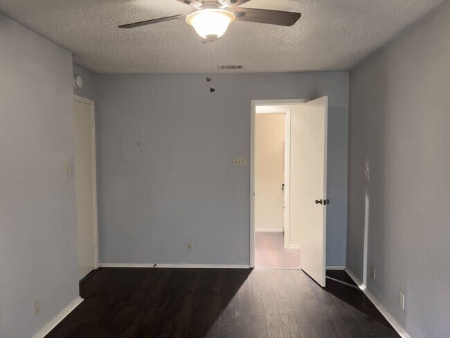 Building Photo - Affordable 2/2 in great location off of N Lamar.