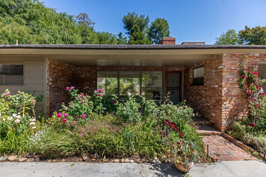 Building Photo - Classic Mid-Century home moments from Fryman Canyon