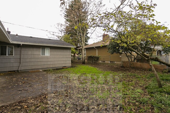 Building Photo - 3+ Bedroom House w/ Large Backyard - South...