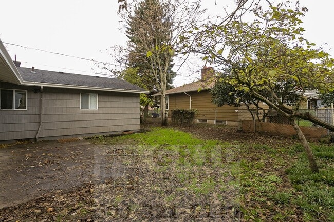 Building Photo - 3+ Bedroom House w/ Large Backyard - Southeast Portland!