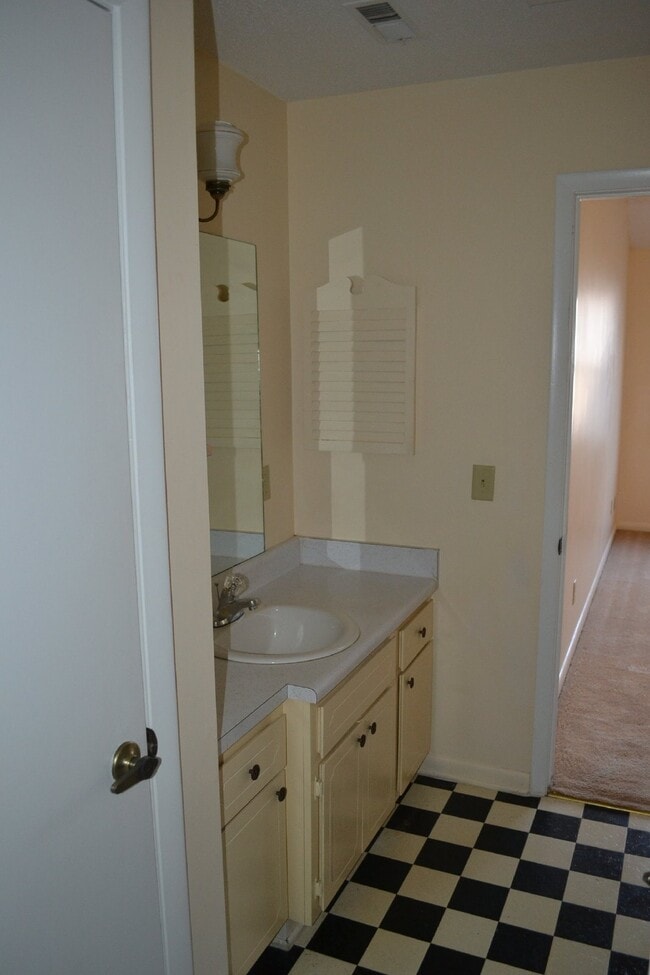 Building Photo - Home For Rent