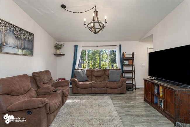 Building Photo - Cozy 3 bedroom 2 bath home w/ fully fenced...