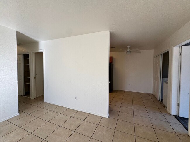 Building Photo - 3BR Duplex with gated yard and Garage