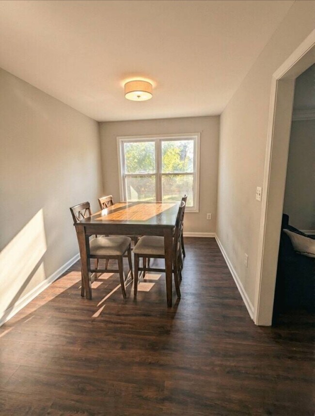 Building Photo - 301 Rollason Dr