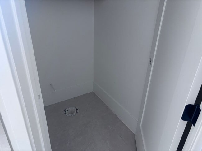 Building Photo - Beautiful custom single story in Moorland Park with pool