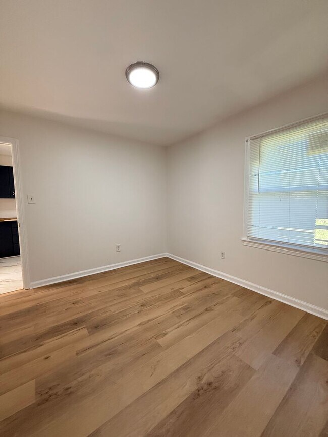 Building Photo - For Rent – Updated 3 Bed / 1 Bath Home