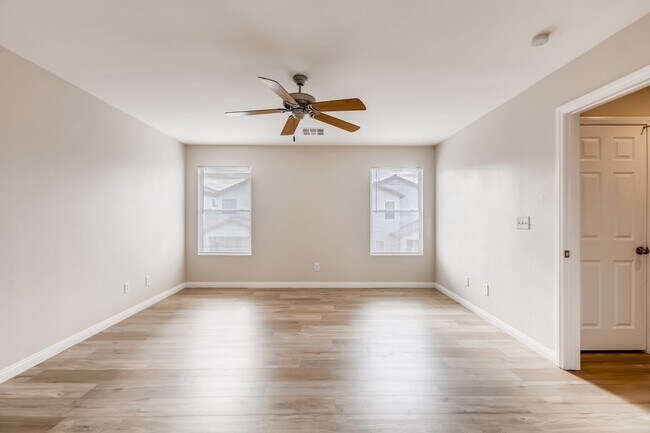Building Photo - Beautiful 3 bedroom, 2.5 bath 2 story home!